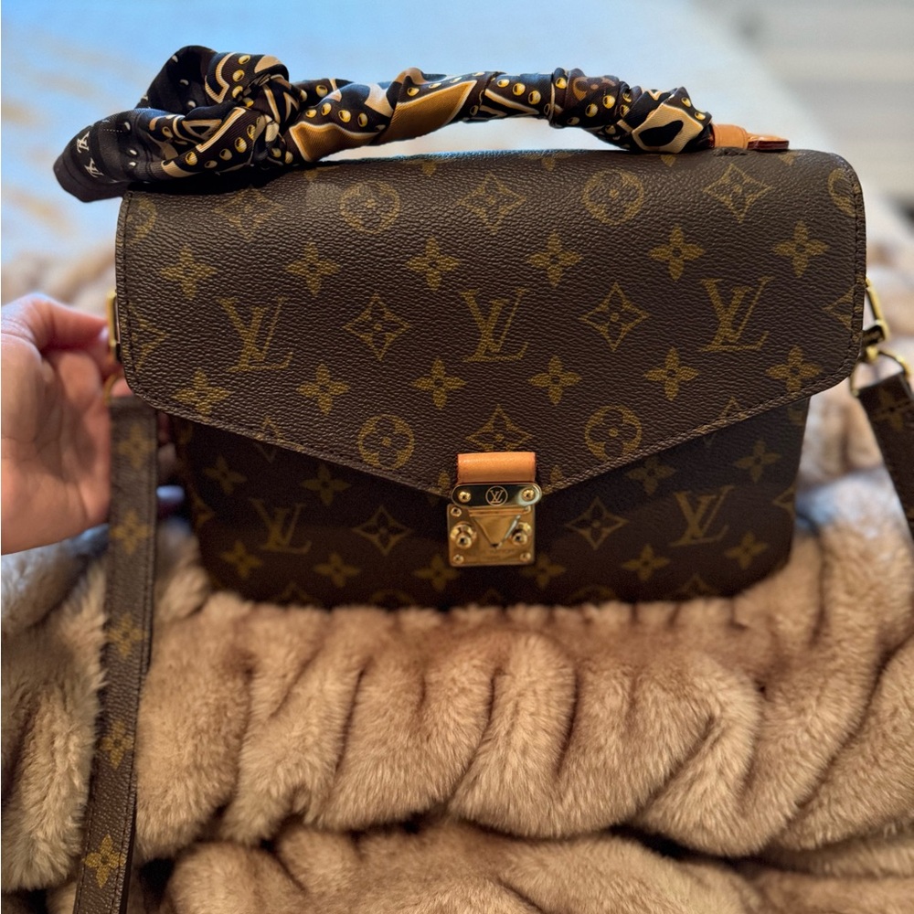 Authentic Louis Vuitton Brown Pochette Métis Crossbody Bag Twilly not included.